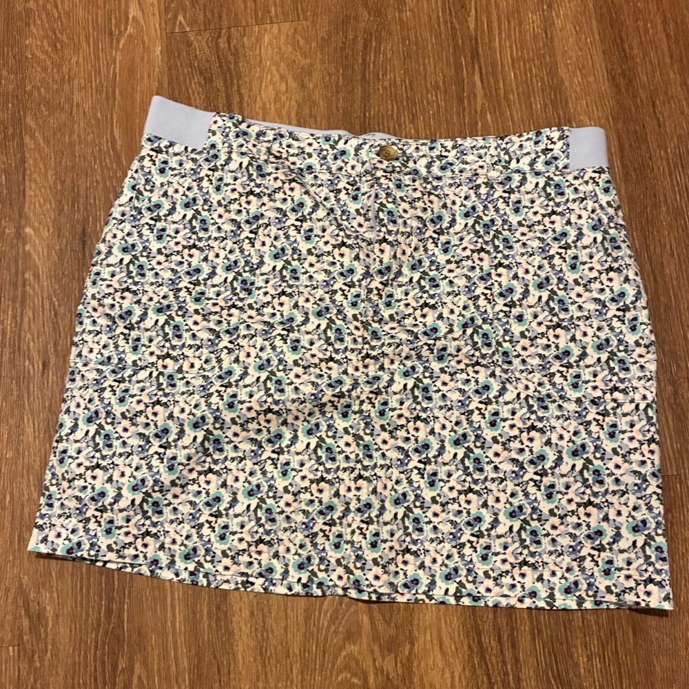 Lee blue/teal/white skort
Size 16
Light weight lining light blue shorts
4 pocket